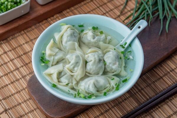 Tea-infused wontons delight tourists in Huzhou